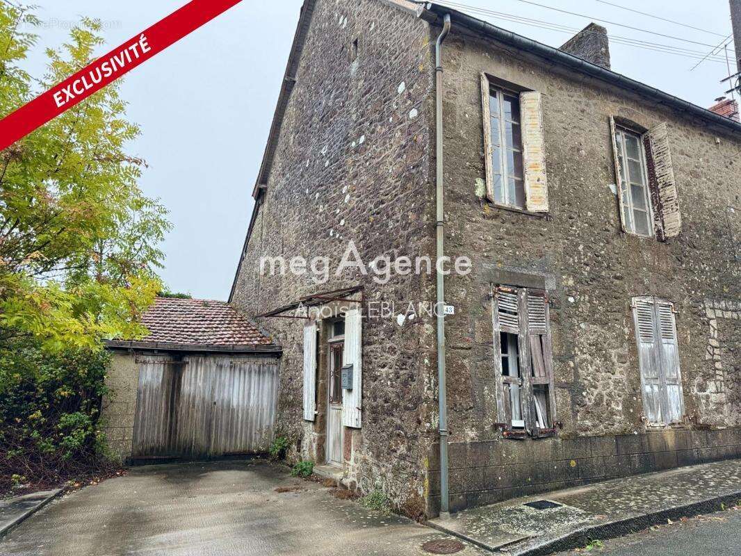 Maison à MONTREUIL-POULAY