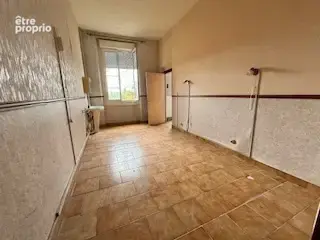 Superbe propriété située en plein centre de Saint-Patrice, offrant de beaux volumes et un fort potentiel. - photo 3