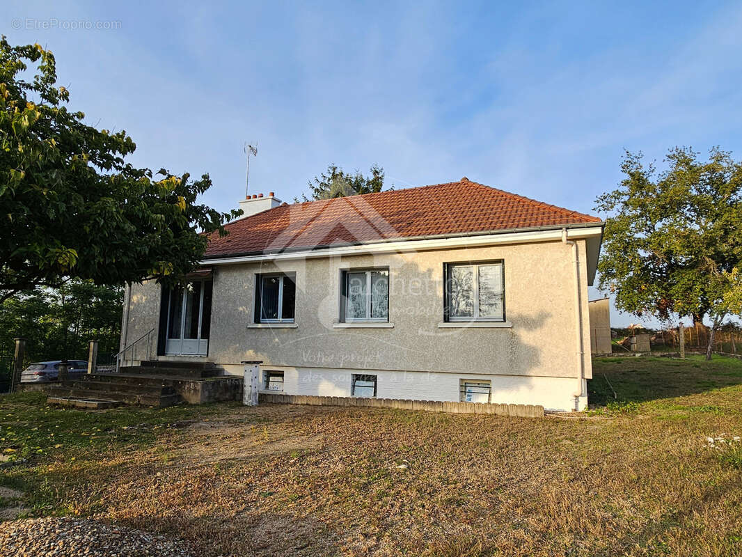 Maison à SAINT-LEGER-SUR-VOUZANCE