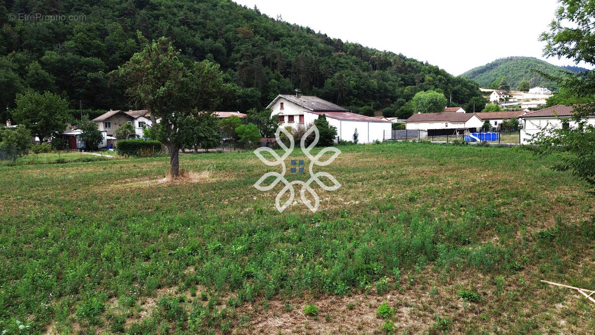 Terrain à MASSIAC