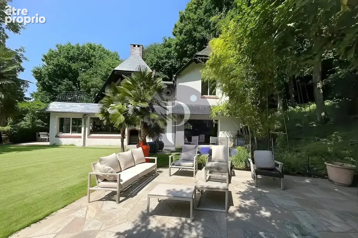 VAUHALLAN – Propriété 7 pièces – Réception 100 m² - Vue dominante – Terrain boisé 4726 m² - photo 2