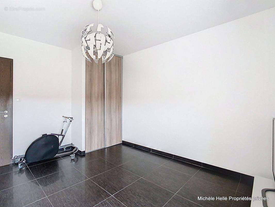 Appartement 138m2, grande pièce à vivre, 3 chambres, 1 bureau,1 place  voiture à l'extérieur, 1 garage fermé - photo 10