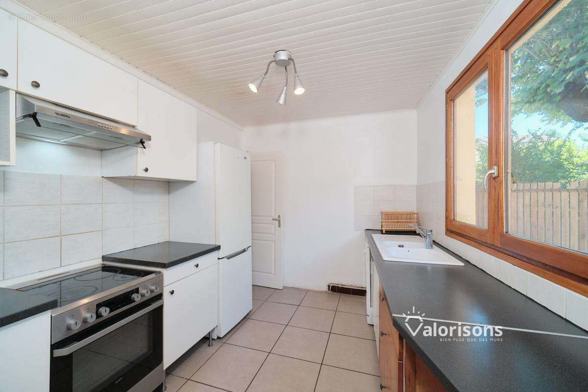Maison 100 m² à Jons  - photo 8