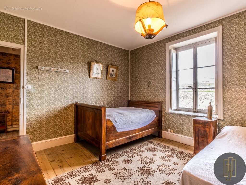 Maison à SAINT-ETIENNE-LA-VARENNE