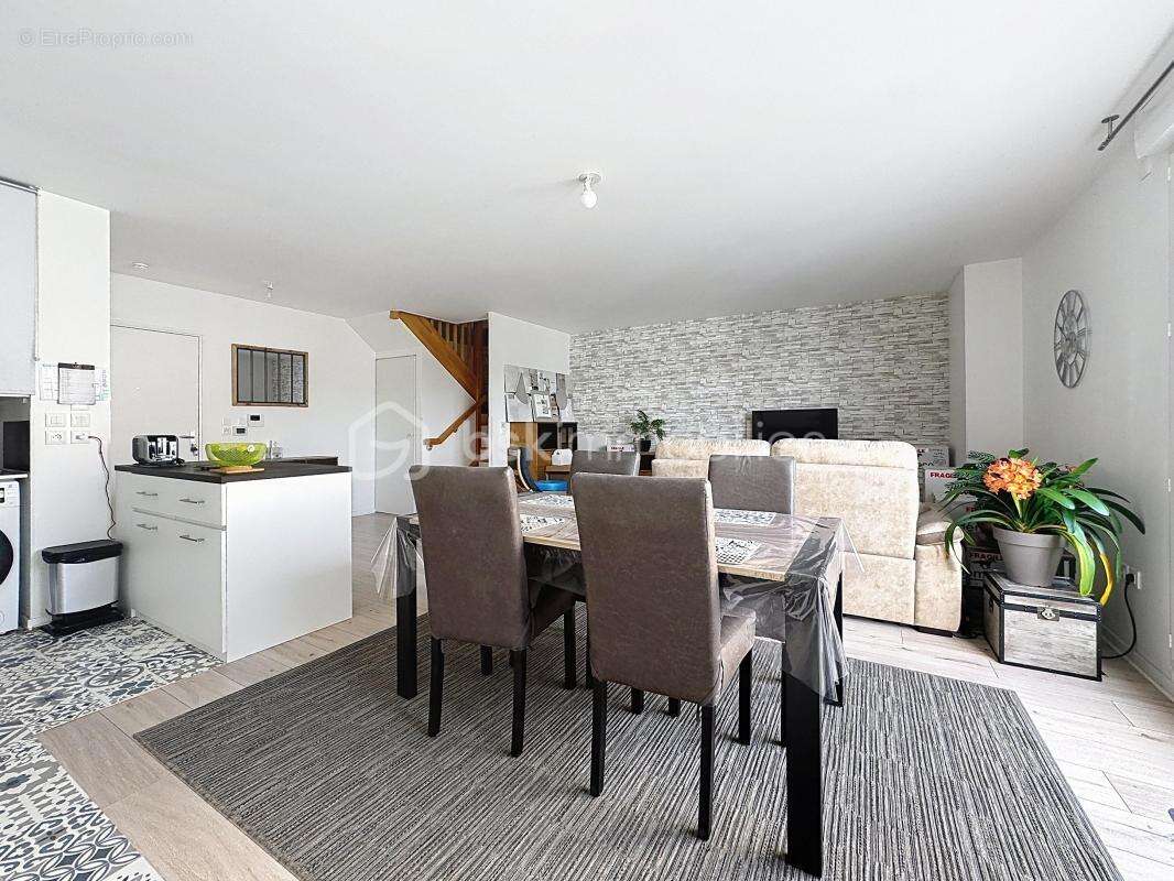 Appartement à THIVERVAL-GRIGNON