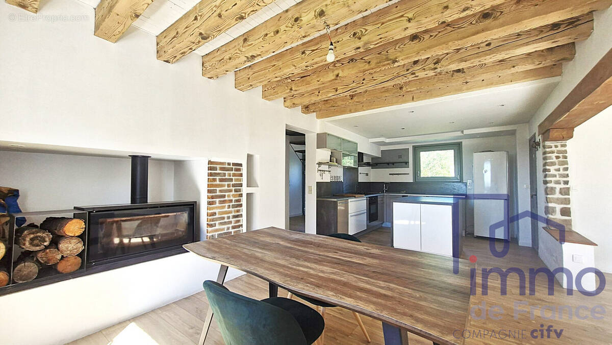 espace repas face cuisine - Maison à TARENTAISE