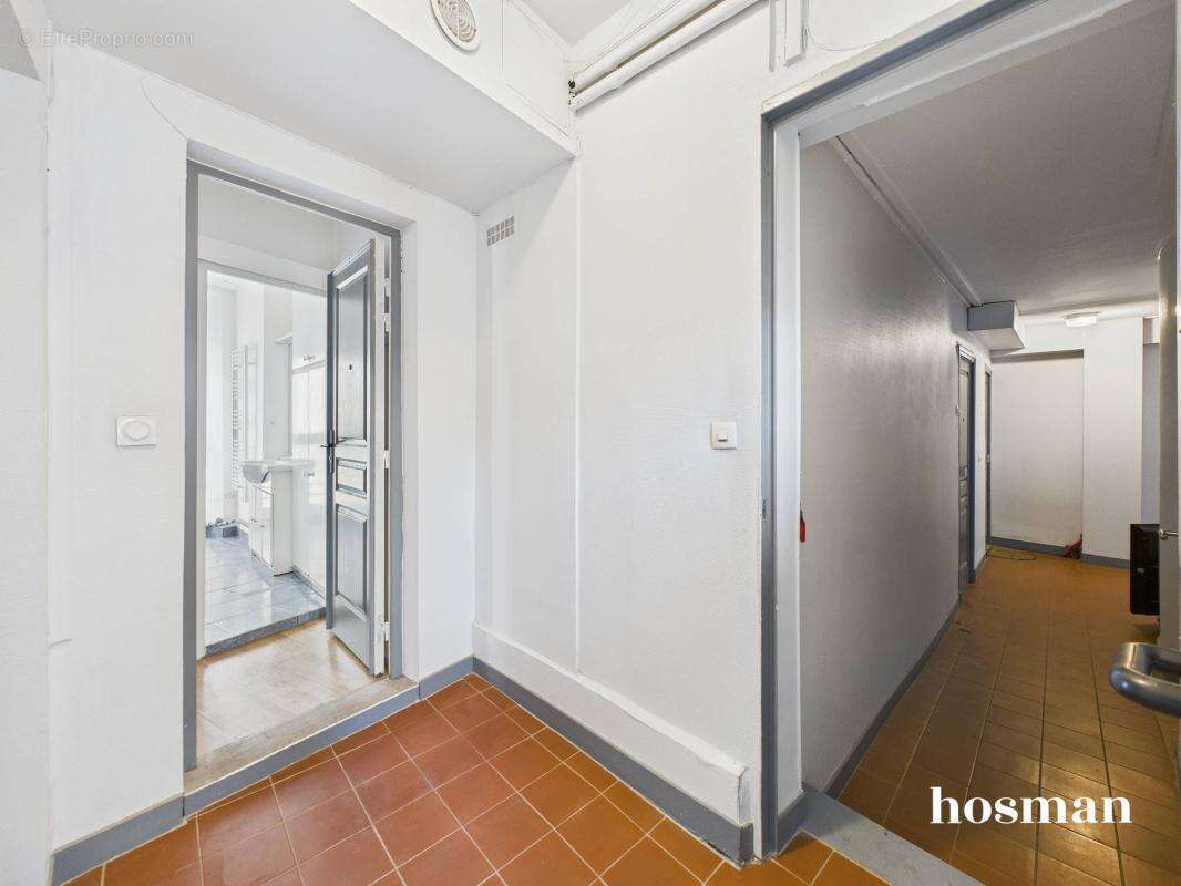 A réagencer ! 2/3 pièces de 46m² - Calme et copropriété rénovée - Métro Anvers - Rue Seveste - photo 6