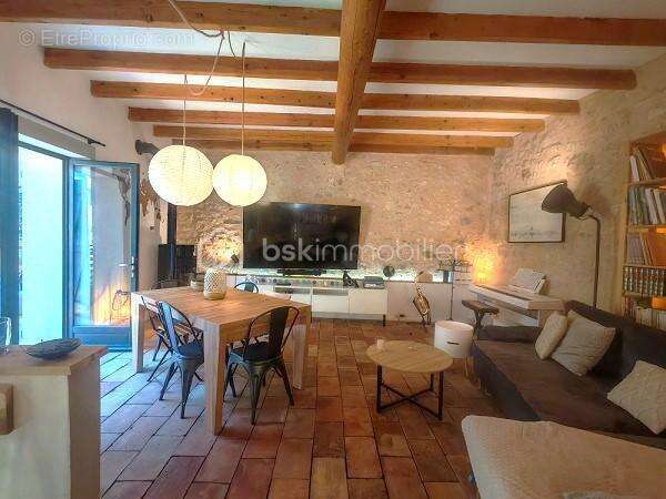 Maison à SAINT-CHAPTES