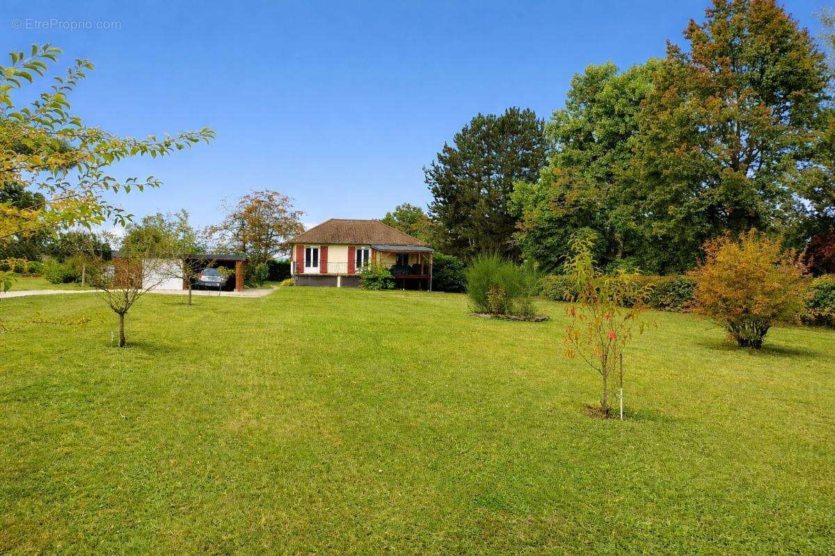 Maison individuelle avec beau terrain plat à Soursac - photo 2