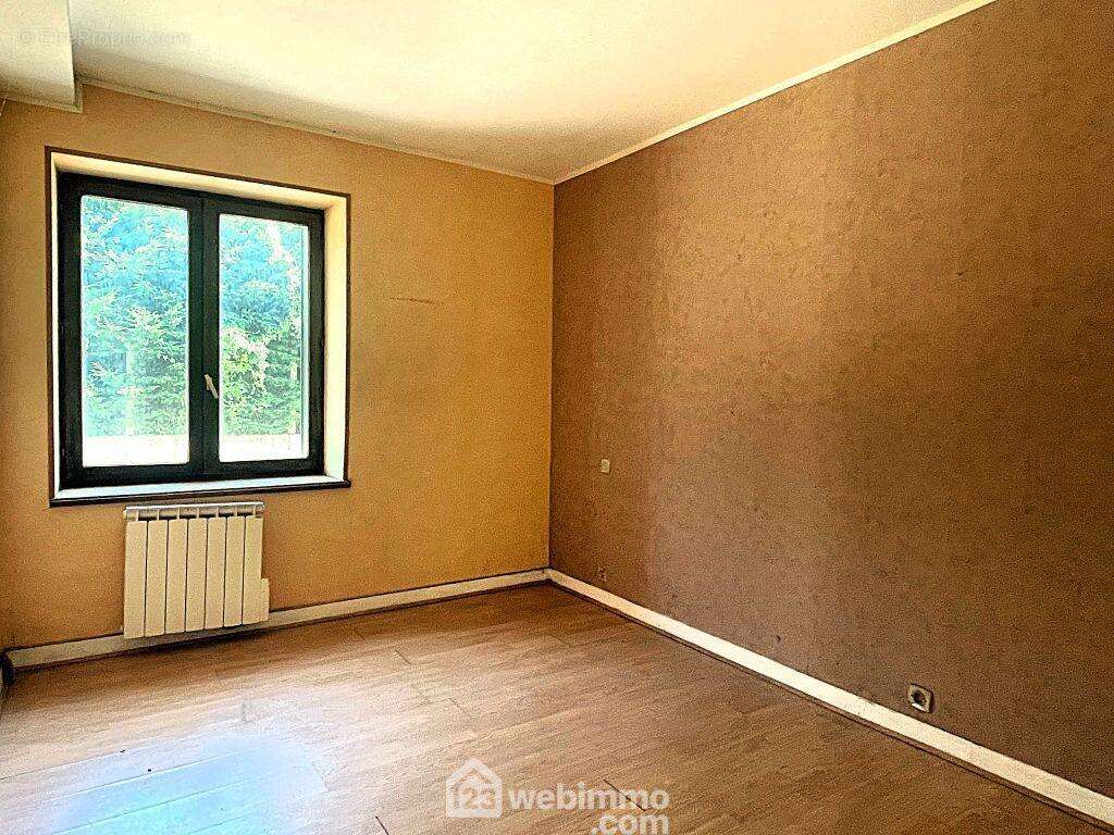 De l'autre côté de la cuisine, un dégagement distribue 2 chambres, - Maison à NUEIL-SOUS-FAYE