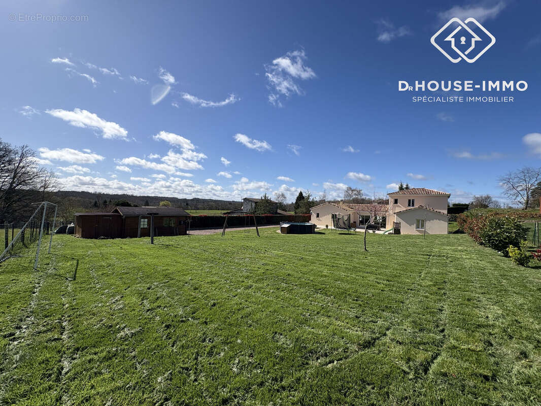 Maison à CHAMPAGNAC-DE-BELAIR