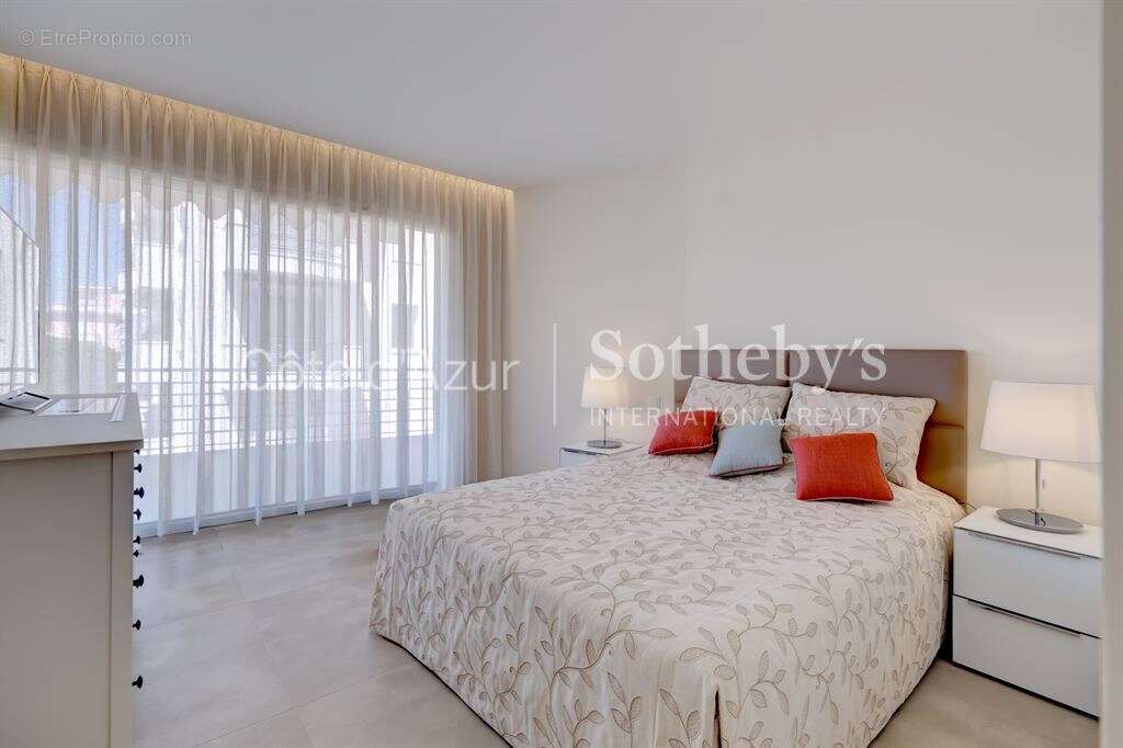 Cannes Croisette, appartement avec terrasse de 55 m², vue mer, garage et chambre de service - photo 15