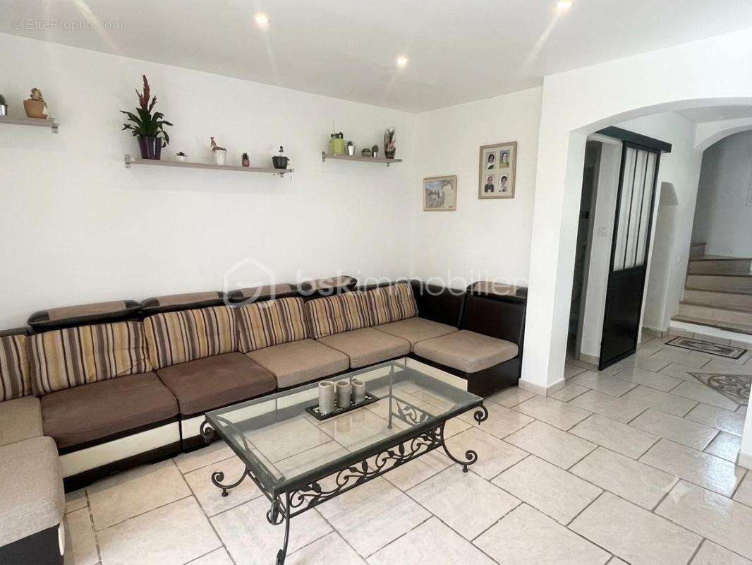 OLLIOULES – FAVEYROLLES - Maison familiale T9 de 160 m² avec annexes, piscine et terrain de 2 000 m² - photo 11