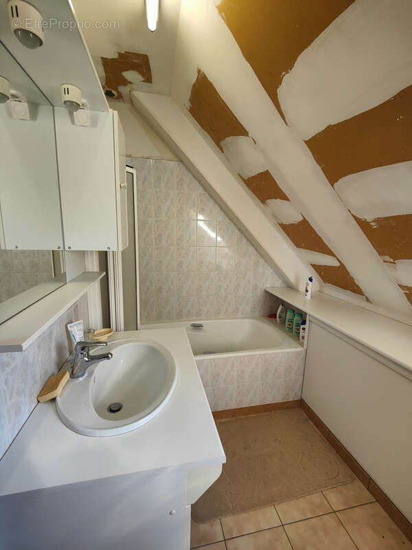 Maison à LAROCHE-SAINT-CYDROINE