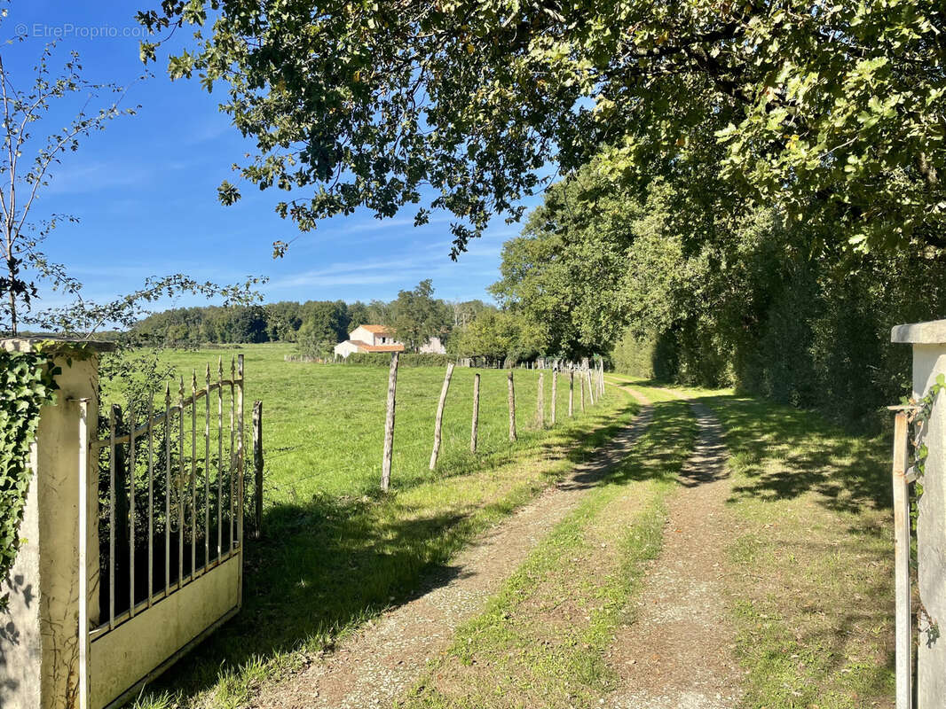 Maison à LES NOUILLERS
