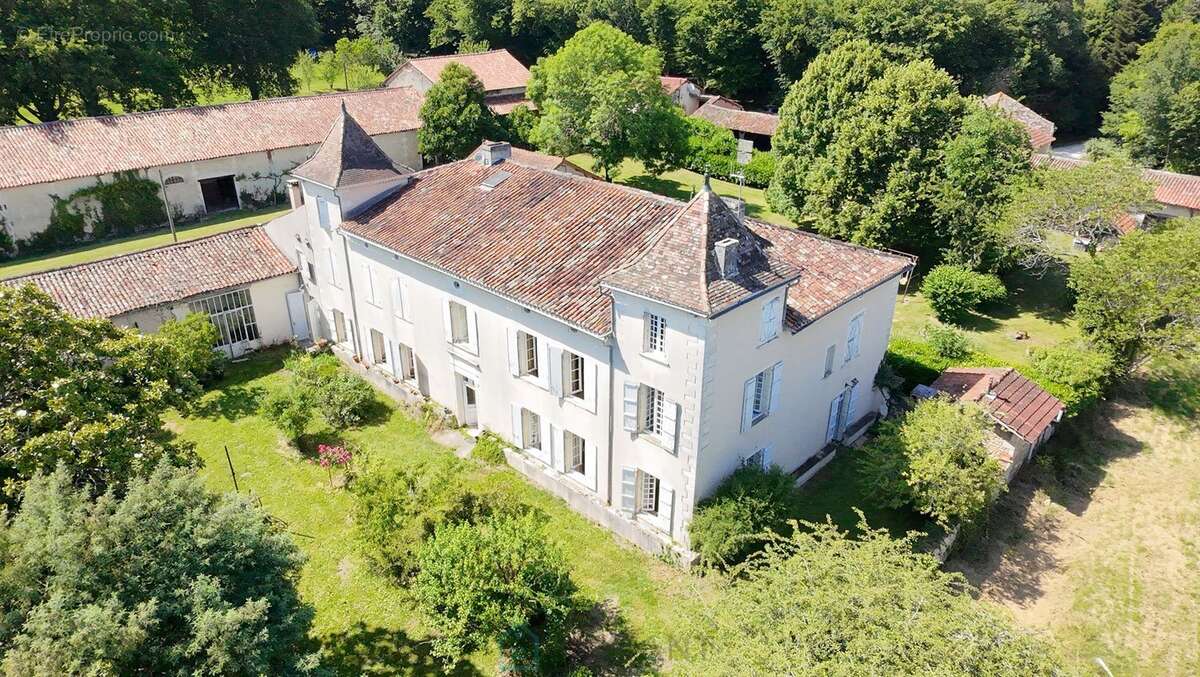 Domaine du xviiième siecle sur + de 8,5 ha avec etang et dependances - photo 2