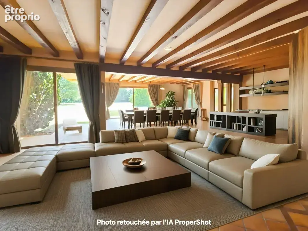 Un cadre de vie privilégié Édifiée sur un terrain de plus de 6 780 m², entièrement clos et paysager, cette propriété vous garan - photo 1