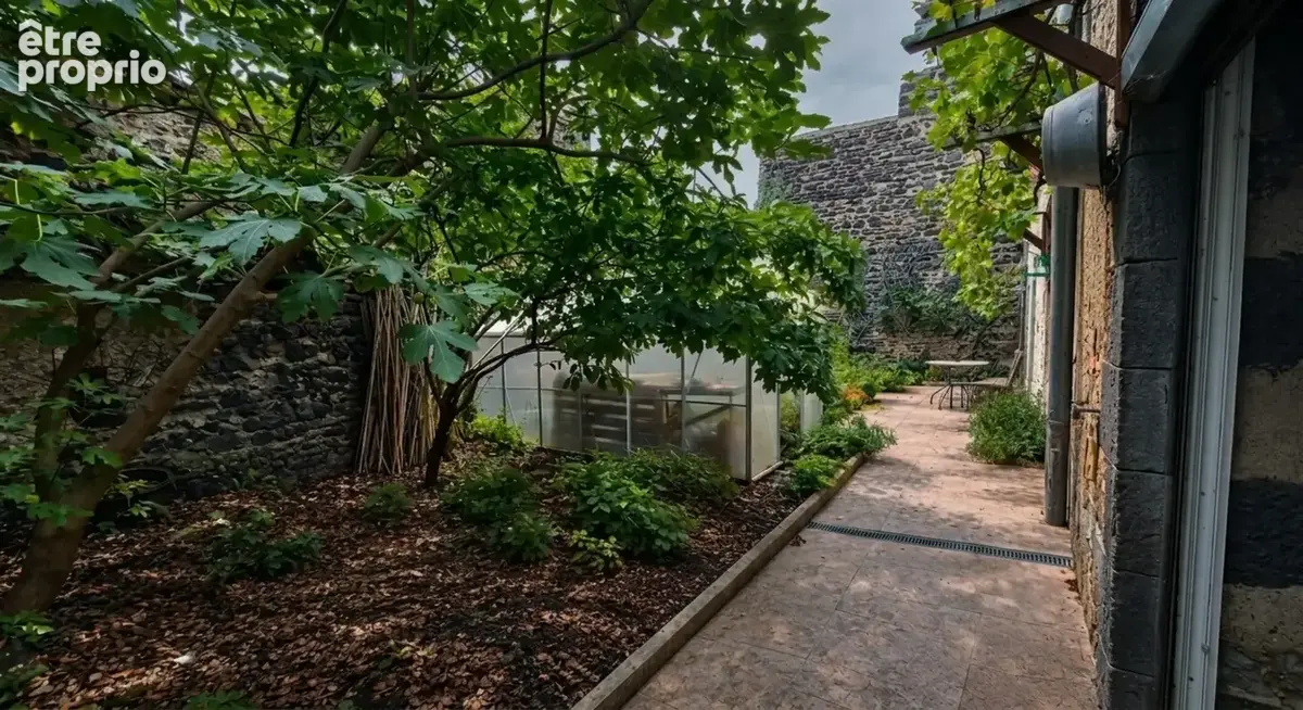 Bâtisse en pierre de 262 m², Cour, jardin cocon, garage & fort potentiel - photo 23