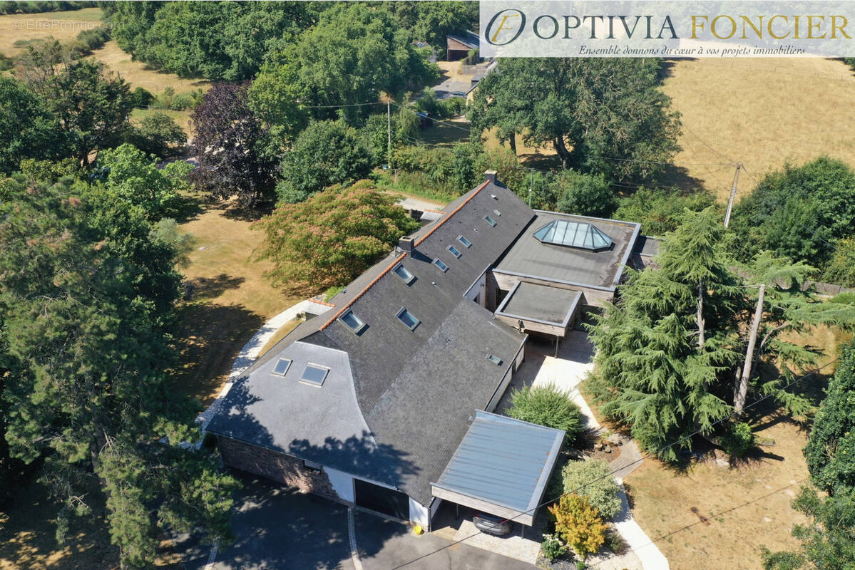 Propriété T7 395 m2 - 6 300 m2 de terrain - 5 garages - Piscine intérieure chauffée - photo 2