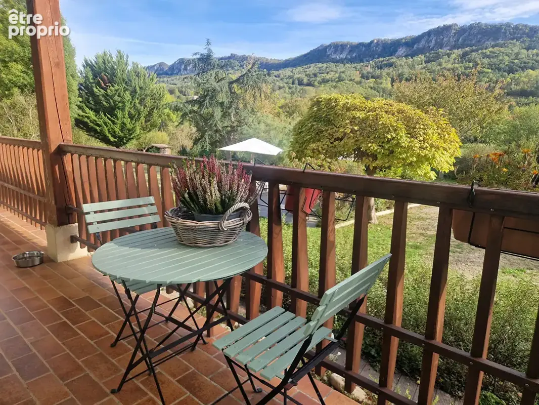 Villa dans village avec commerces , piscine , beau terrain bordé par une rivière - photo 11