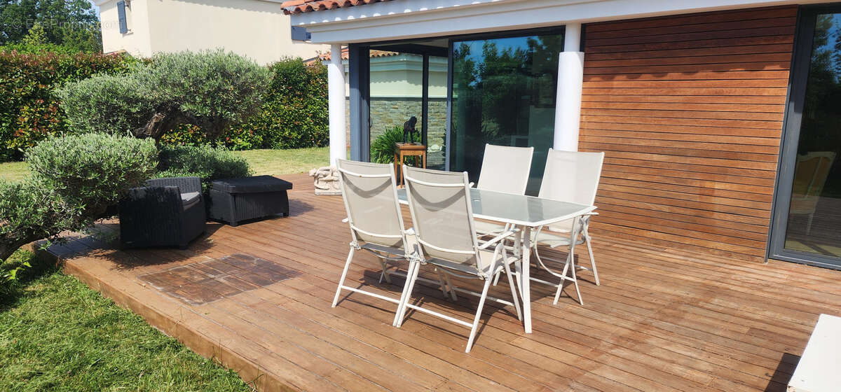 Superbe villa 5 pièces avec vue imprenable sur le golf  10mn du centre  Aix-en-Provence - piscine - photo 30