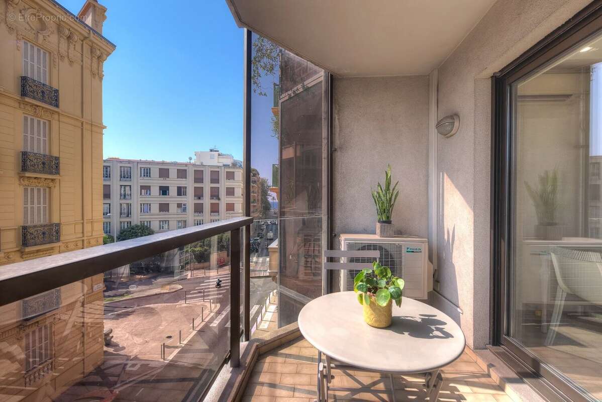 Carré d'or - Beau 2 pièces avec terrasse vue mer latérale - photo 16