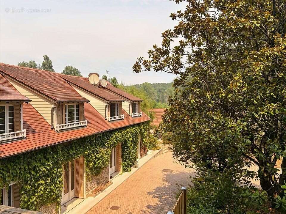 Maison 248 m² à Saint-Cyr-La-Riviere  - photo 2