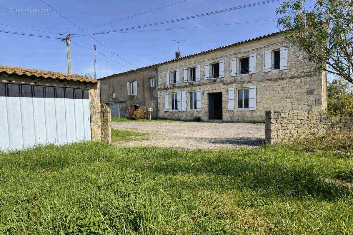 Maison à CHENAC-SAINT-SEURIN-D'UZET