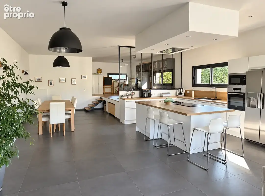 Très belle maison familiale de 260 m2 rénovée avec goût sur terrain de 1500 m2 au calme - photo 7