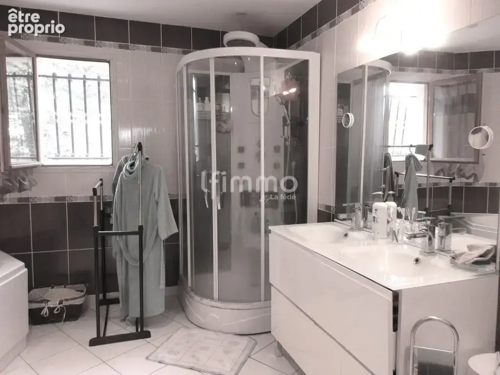 Belle maison de plain-pied avec piscine chauffée et panneaux so - photo 15