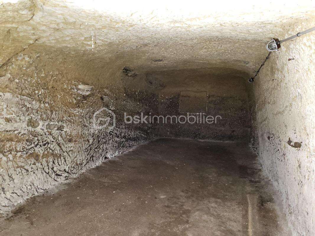 Parking à SAVONNIERES