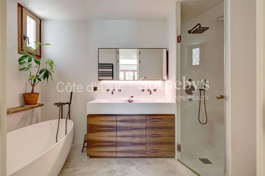 Appartement de prestige à Cannes Palm Beach avec terrasse paysagée, piscine privée et garage - photo 16