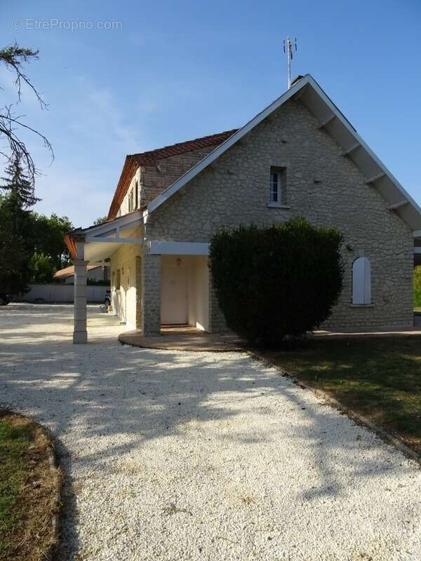 Maison à ROULLET-SAINT-ESTEPHE