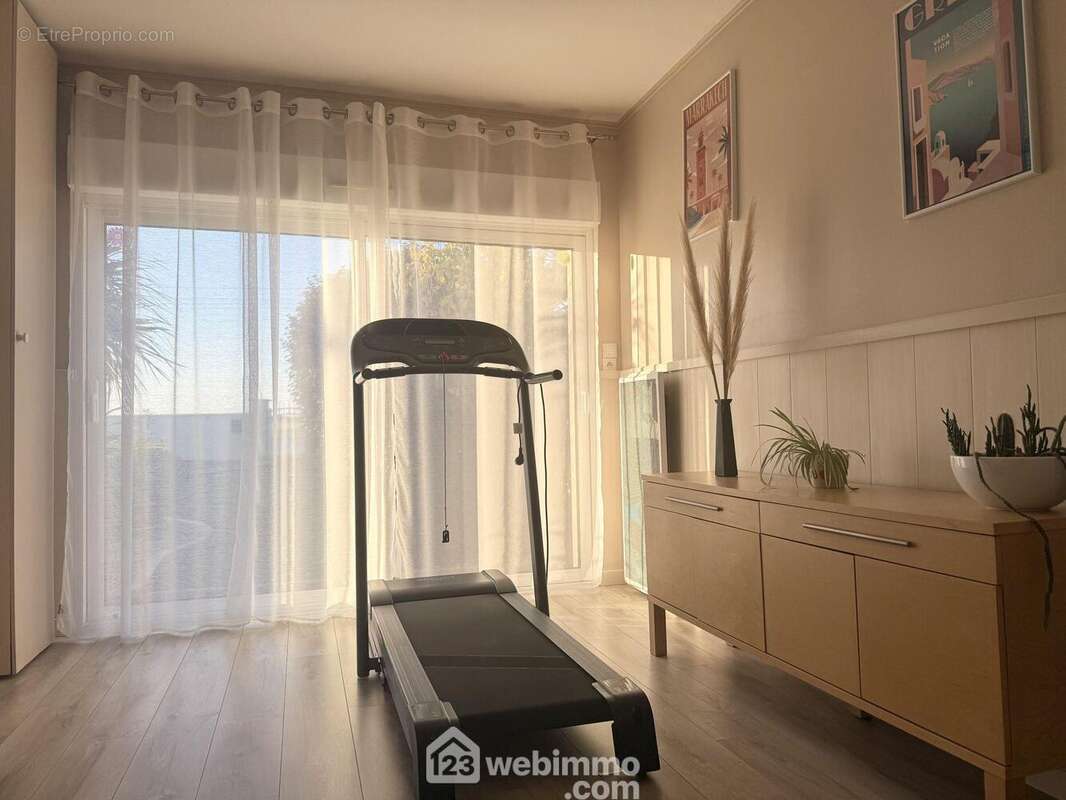 Attenant à la cuisine, un bureau de 13 m2. - Maison à LE ROCHEREAU