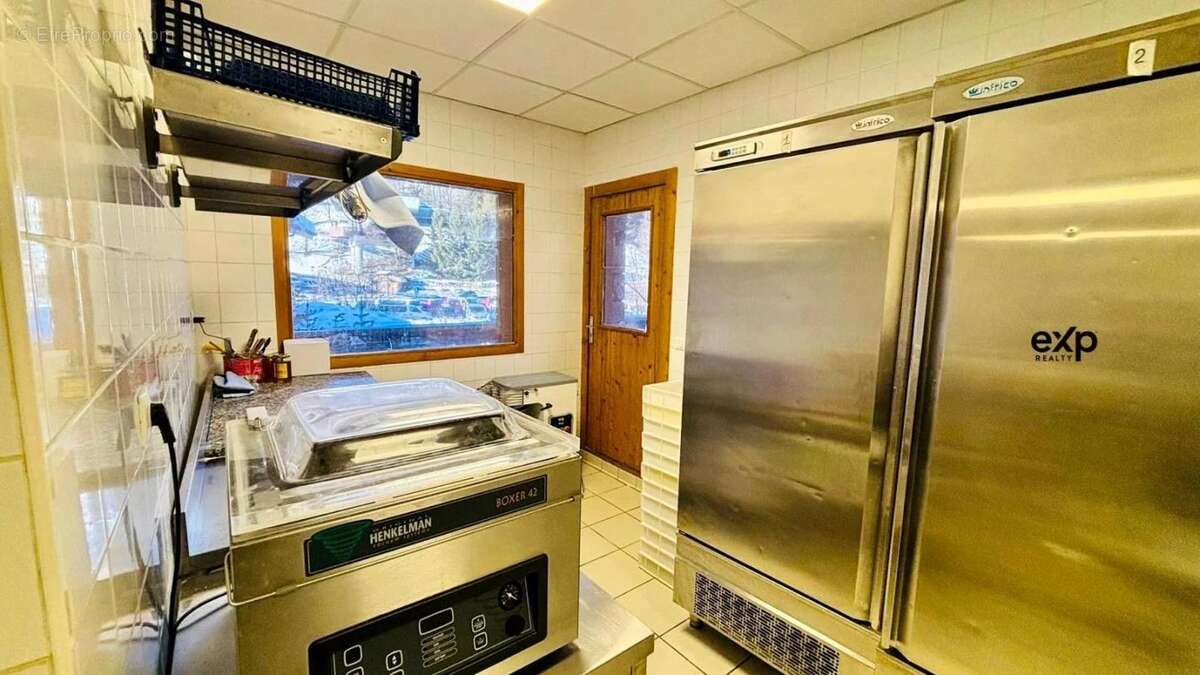 Commerce à LES ALLUES