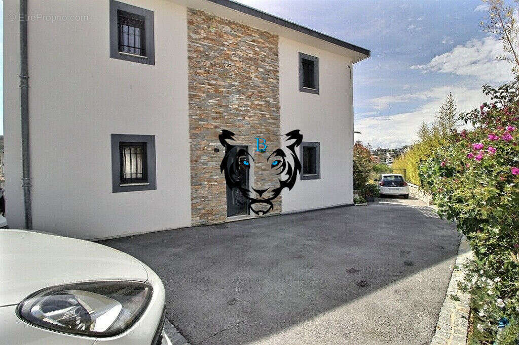Superbe Duplex Sainte Maxime 5 pièce(s) 139 m2 avec garage et box ouvert - photo 5