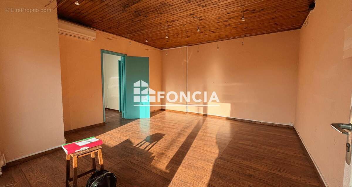 Les Angles – Local professionnel climatisé de 29 m² avec parking, proche Avignon - photo 4