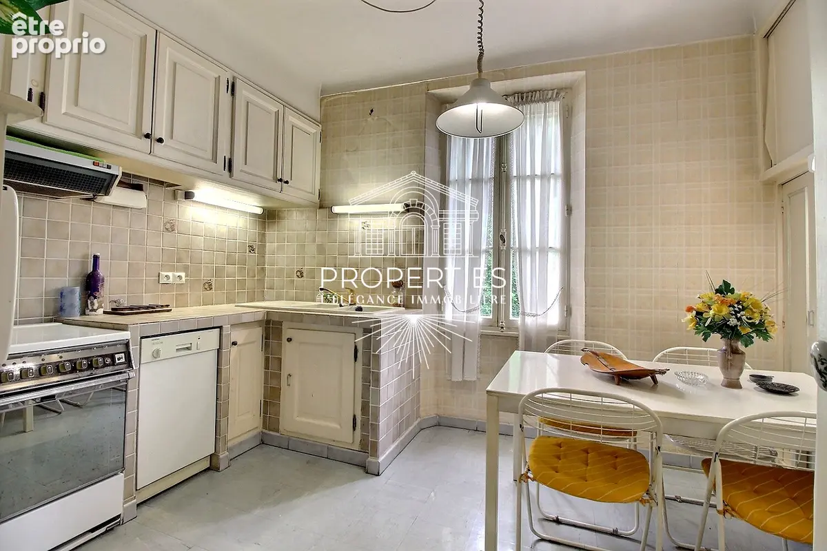 Le lavandou - lot t3 + t2 - centre ville  - rez-de-chaussee et dernier etage - photo 3