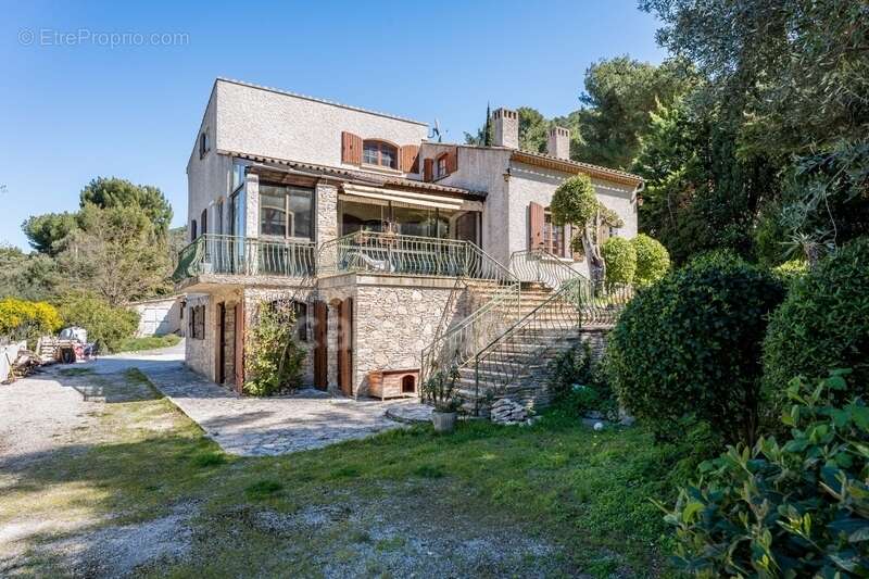 Maison à CEYRESTE