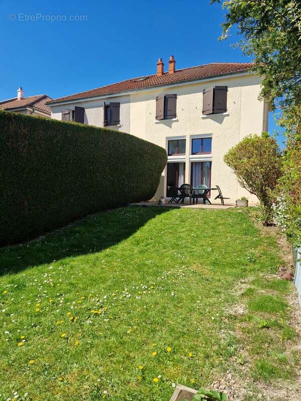 Maison à VOISINS-LE-BRETONNEUX