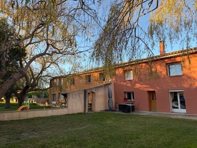 Propriété en pleine nature, avec 10 hectares, piscine et dépendances. - photo 2