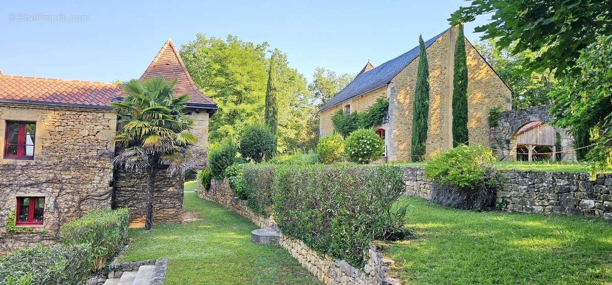 Véritable joyau niché dans un écrin de verdure sur la commune de Domme. - photo 5