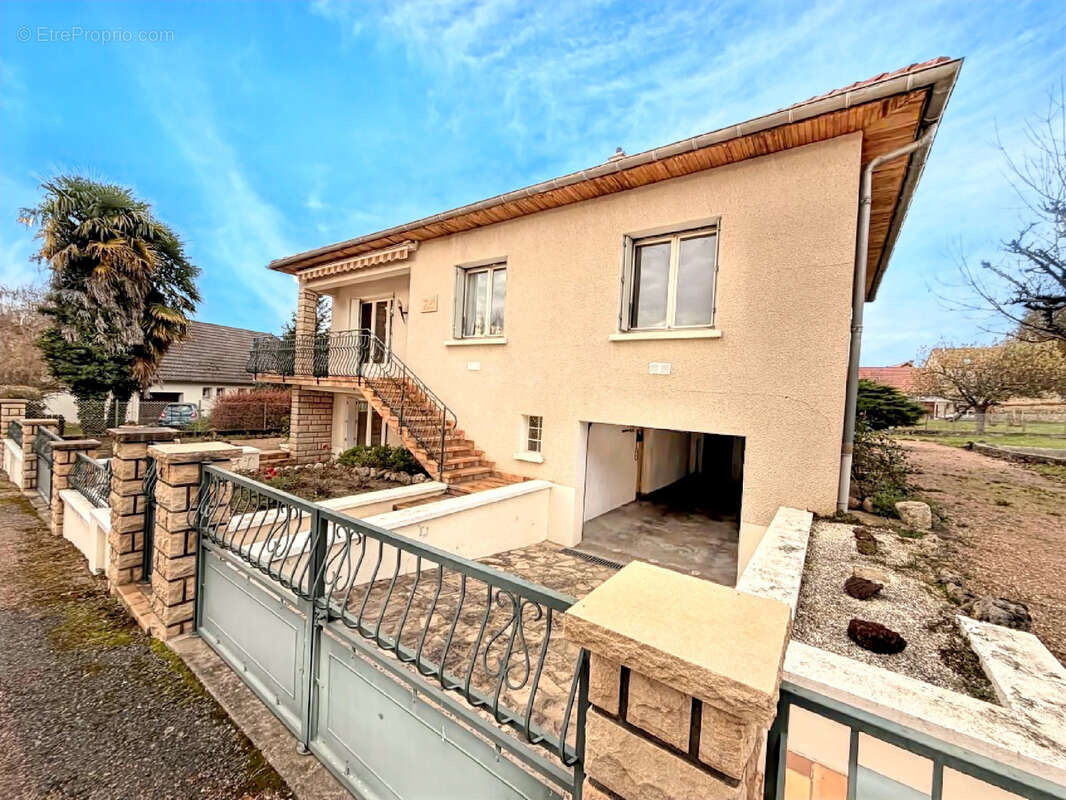 Maison à CREUZIER-LE-VIEUX