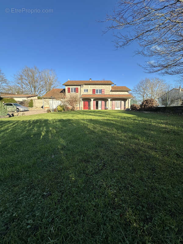 Maison à CELLES-SUR-DUROLLE