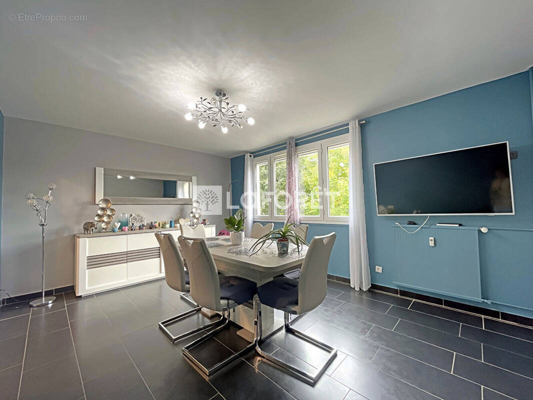 Appartement à LE CHAMBON-FEUGEROLLES