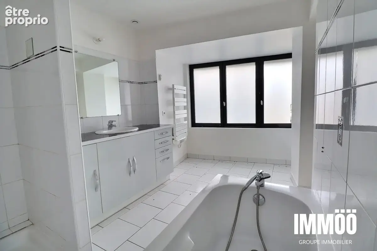 Appartement 89 m² à Notre-Dame-De-Bondeville  - photo 3