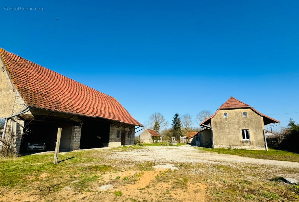 Maison à LA CHAPELLE-SAINT-SAUVEUR
