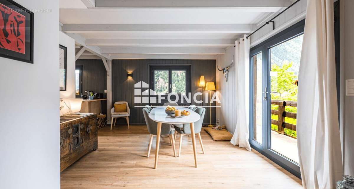 Taconnaz – Superbe chalet rénové de 120 m² avec vue, terrain de 849 m² et permis d'agrandissement - photo 9
