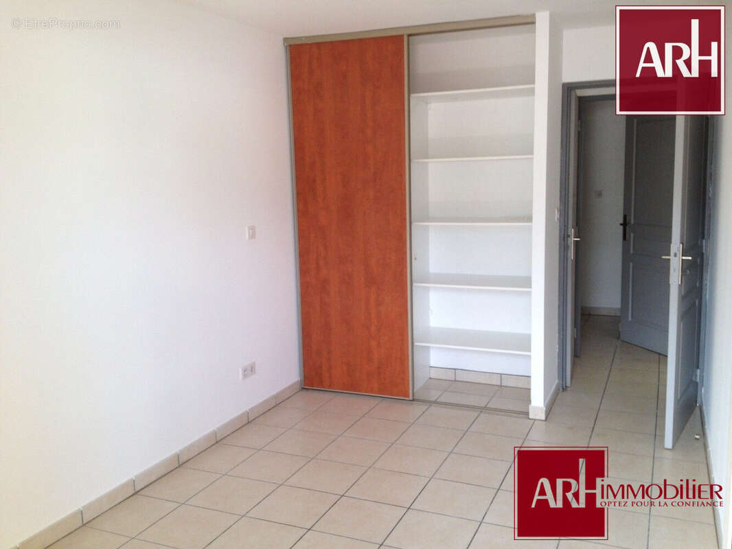 Appartement 38 m² à Saint-Denis  - photo 3