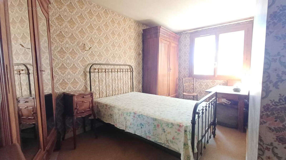 Maison à CREUZIER-LE-VIEUX